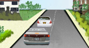 O motorista está seguindo esses dois veículos e deseja ultrapassar - o que o motorista deve considerar antes de ultrapassar aqui?